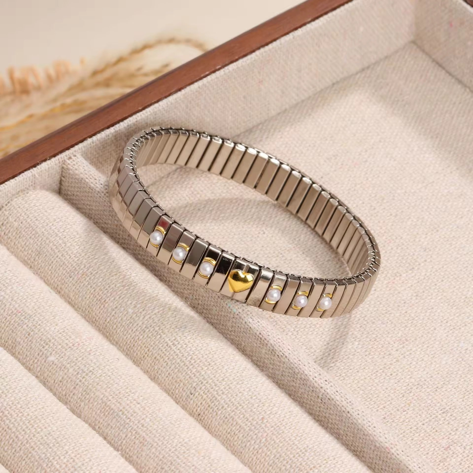 Pearl & Heart Stretchable Bangle