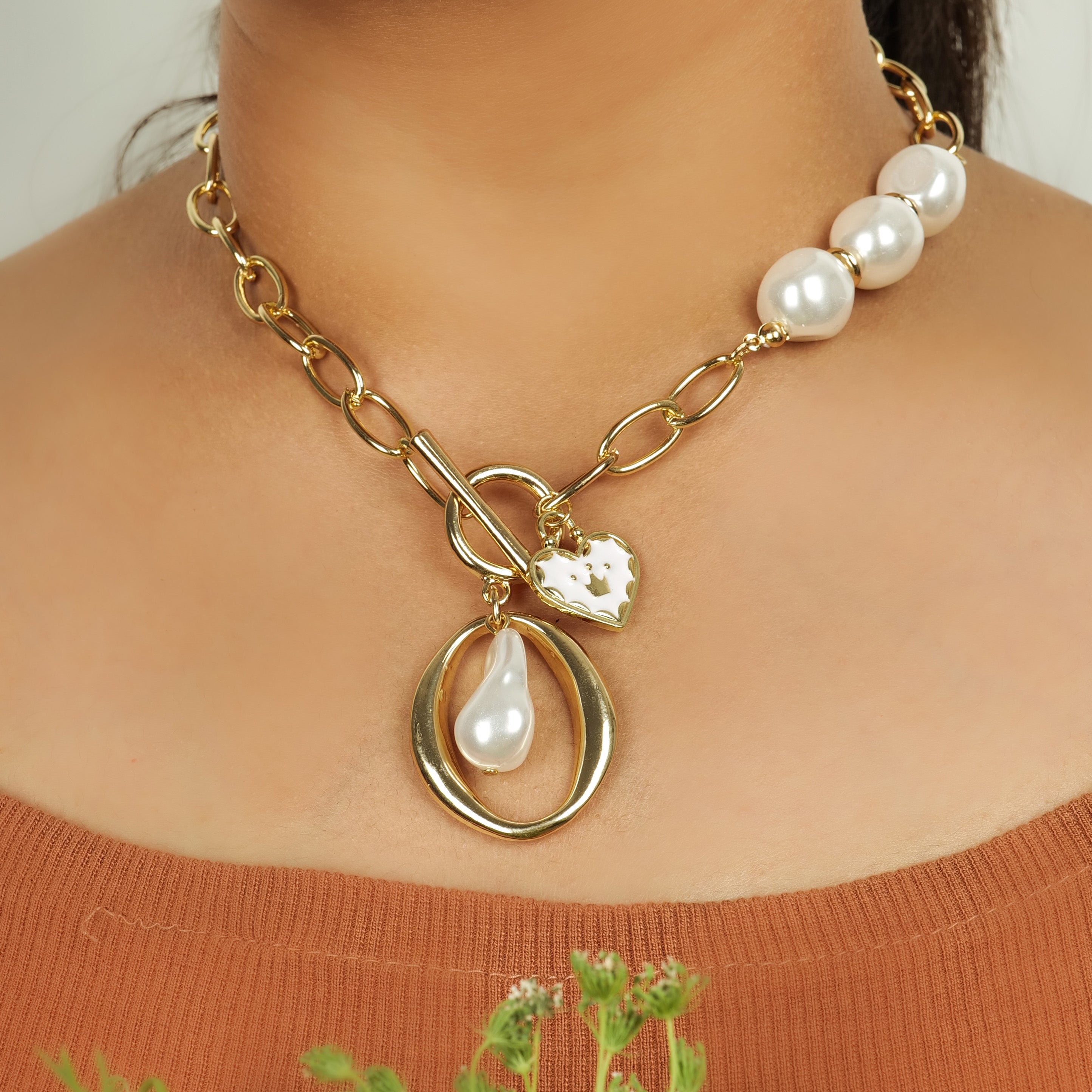 Pearl in Oval Hearty Necklace