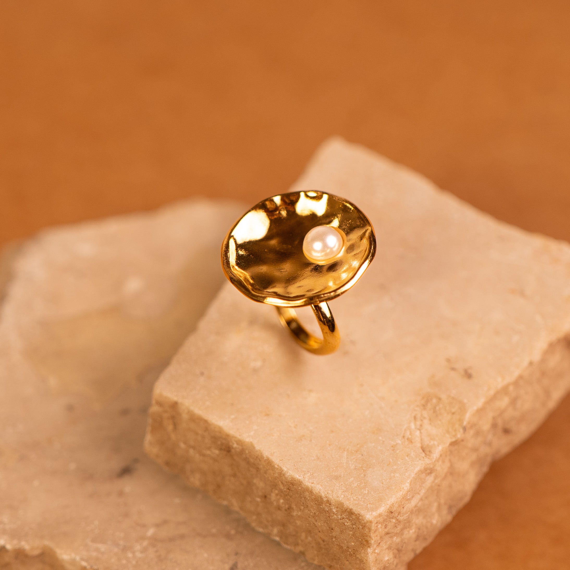 Auva Hammered Disc with Pearl Adjustable Ring