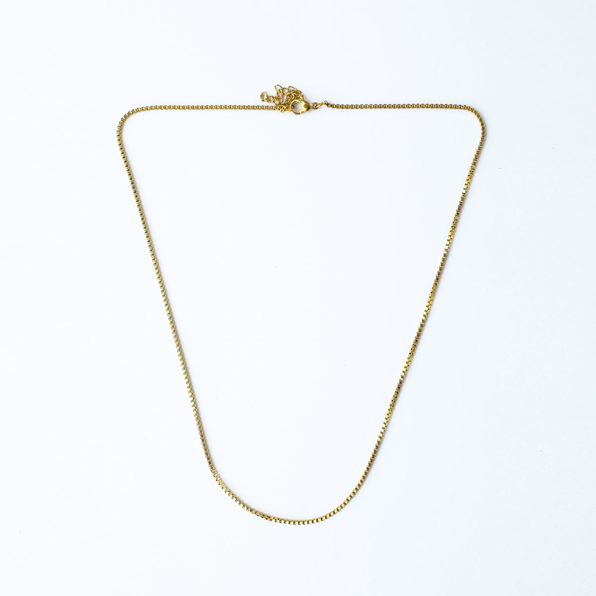 Dainty Alphabet String - Gold - necklace from the Nashira collection