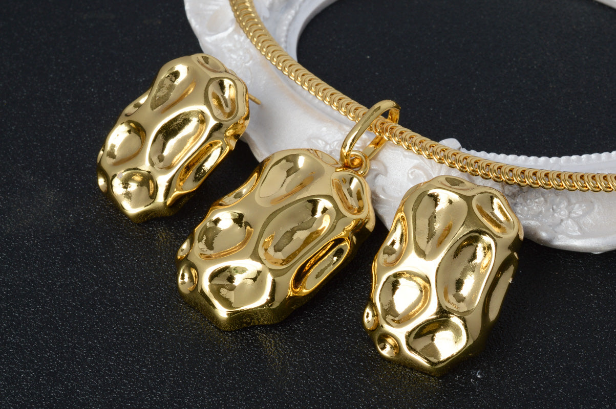 Vega Gold Hammered Necklace
